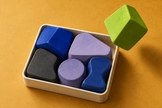 Un plateau plein de blocs bleus et violets ne peut accueillir un nouveau bloc vert sans déplacement.