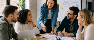 manager échangeant avec son équipe dans un environnement de travail positif